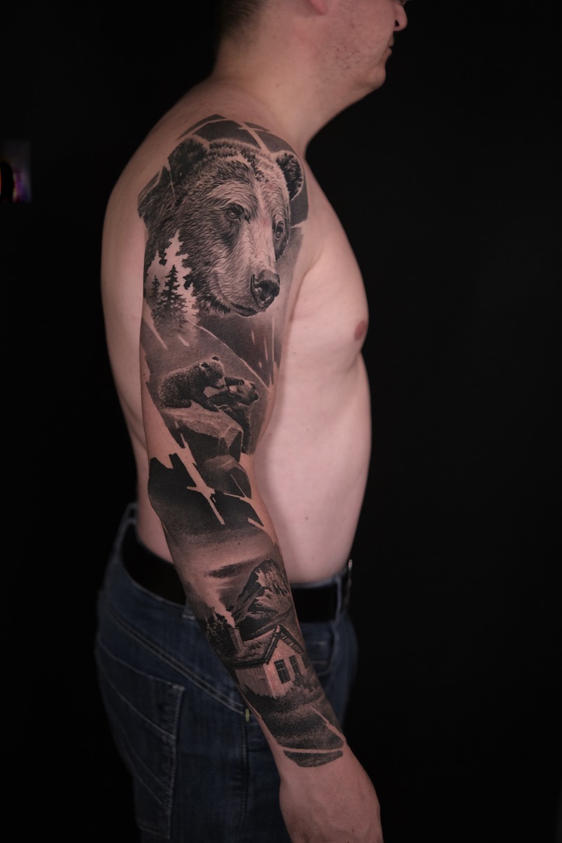 Black & Grey Arm-Sleeve: großer Bärenkopf, Bärenmutter mit Jungen auf einem Felsen, Nadelbäume, Berge und eine Hütte
