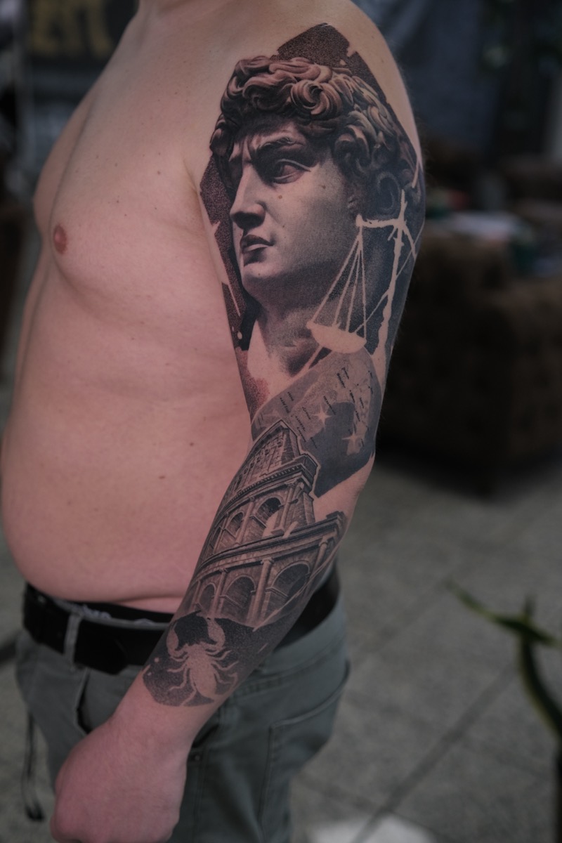 Black & Grey Arm-Sleeve: Kopf der David-Statue mit Waage, darunter das Kolosseum und ein Skorpion