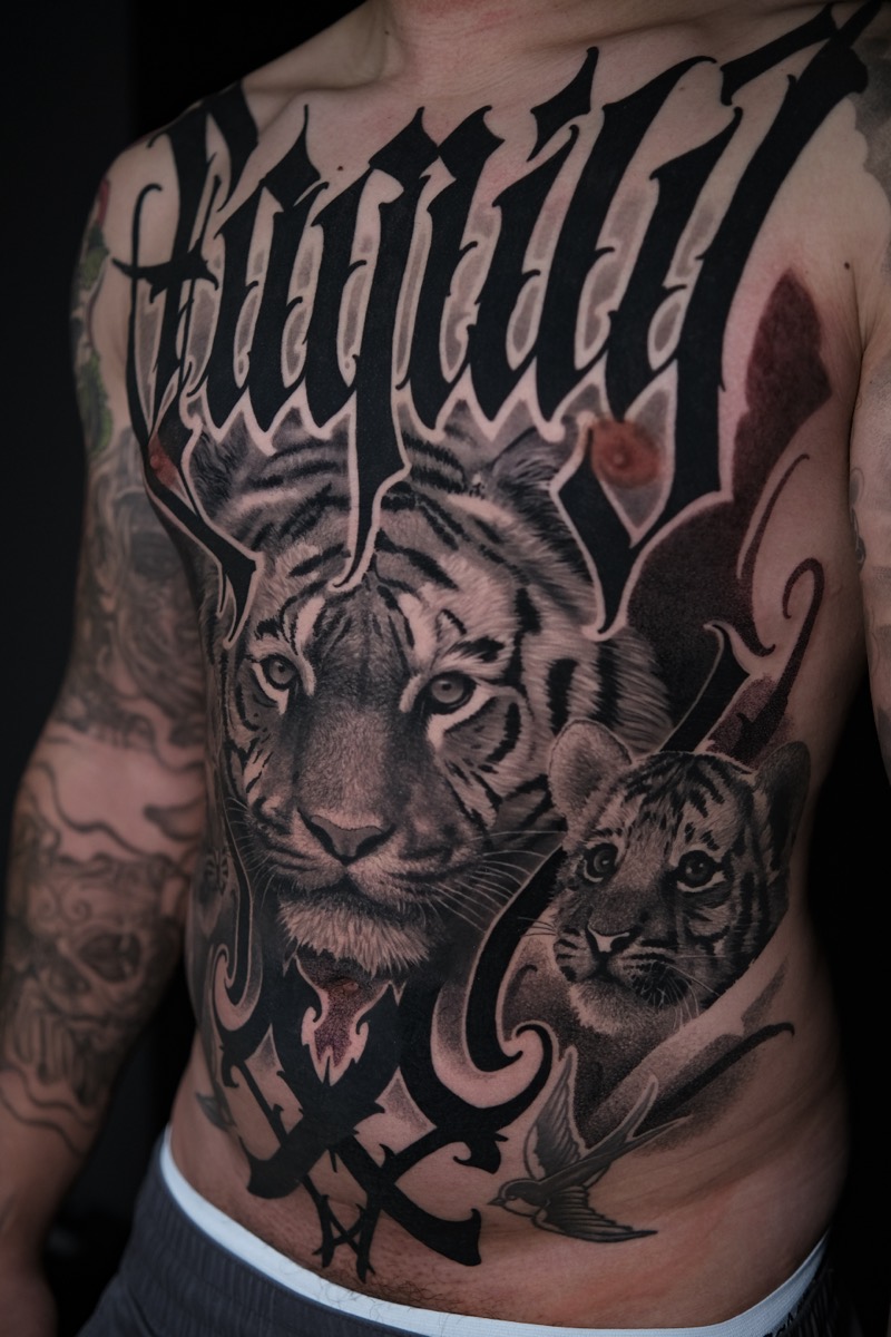 Seitliche Ansicht desselben Brust-Tattoos: Tiger und Tigerjunges mit Schwalbe, feine Fellschattierung in Black & Grey